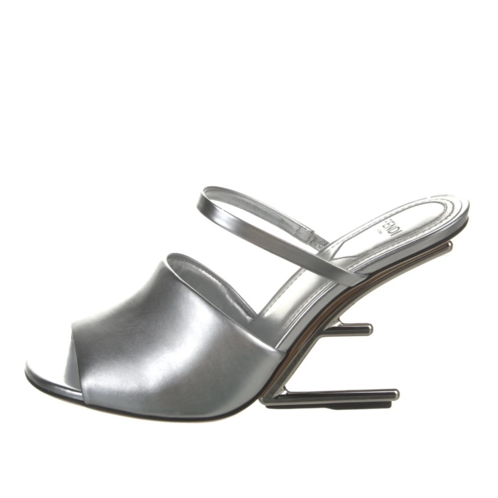 ❤️❤️ FENDI
First Sandals In Silver❤️❤️